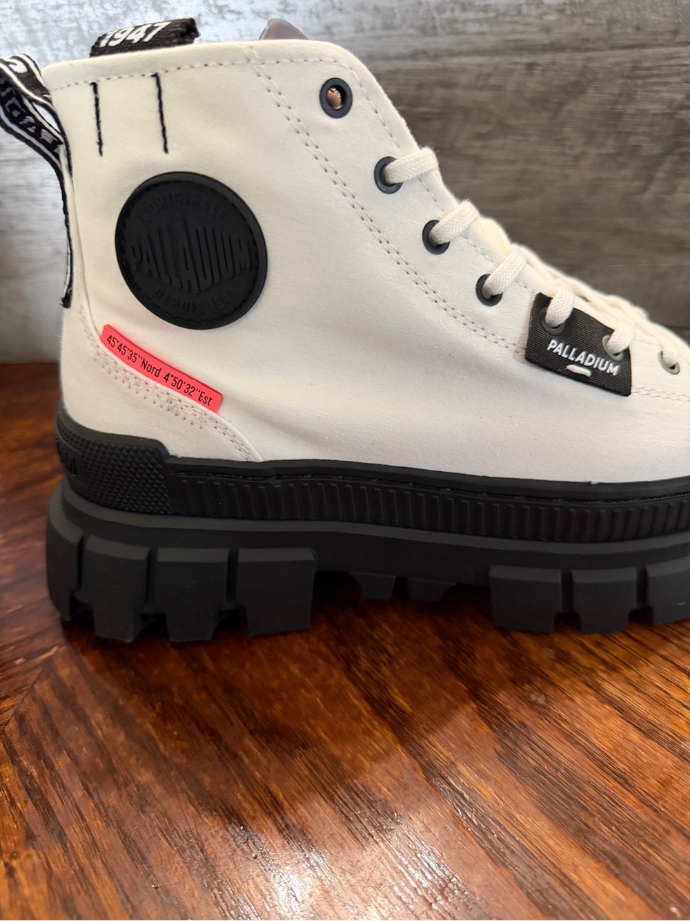 NIB Women Palladium Revolt Hi TX Boots Star White Black Platform Chunky Sz 7.5 - Picture 7 of 12